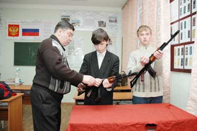 Курсанты в пункте допризывной подготовки учатся разбирать автомат. Фото Валерия Бакланова. 