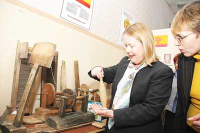 Французскую гостью в нашем центре (в уголке родного края) заинтересовало веретено. Похожее она видела у своей бабушки, уроженки Украины. Фото Валерия Бакланова. 