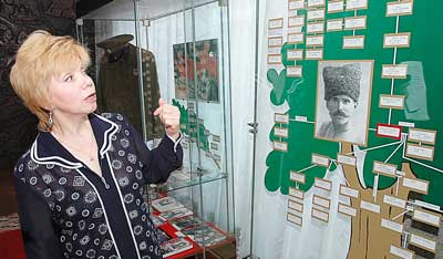 Заведующая музеем Маргарита Майорова может рассказывать о В.ЧАпаеве часами. Фото Валерия Бакланова.