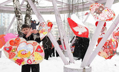 Такие сердца дарили городу школьники. Фото Валерия Бакланова.