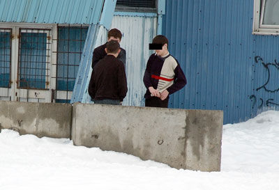 Излюбленное место, где курят школьники 17-й школы, — задворки бассейна “Дельфин”. 