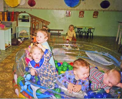 Сколько положительных эмоций получают дети в бассейне среди разноцветных шаров!