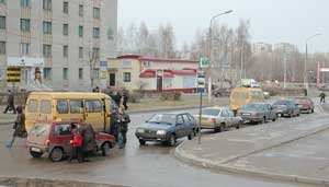 Автомобили всю остановку заполонили. Фото Валерия Бакланова.