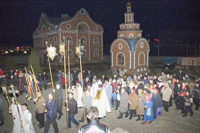 Ровно в полночь начался Крестный ход. Фото Валерия Бакланова.