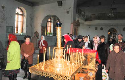 Благодатный огонь зажегся и в нашем Соборе.