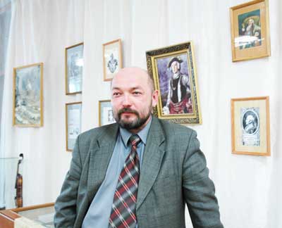 Президент клуба “Мюнхгаузен” Сергей Федоров на выставке, посвященной “самому правдивому человеку на земле”. Фото Анастасии Григорьевой.