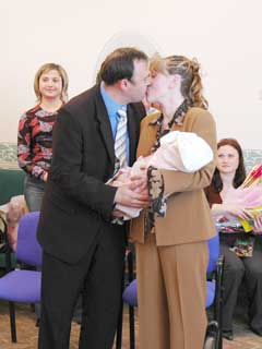 В день торжественной регистрации маленькой Сашеньки ее родителям кричали “Горько!”. Фото Анастасии Григорьевой. 