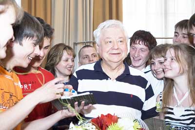 Ну, пожалуйста, еще один автограф. Фото Валерия БАКЛАНОВА.