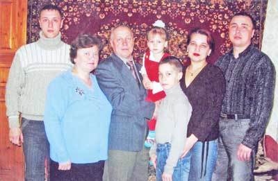 Глава трудовой династии химиков Евгений Пушкин (в центре) с семьей.