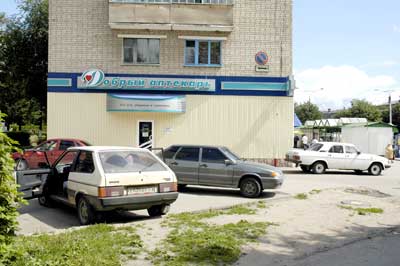 Под знаком “Стоянка запрещена” водители чувствуют себя вольготно. Фото Валерия БАКЛАНОВА. 