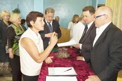 работница цеха № 51 Раиса Горбатова поинтересовалась у министра ценами на хлеб. Юрий Волошин ответил, что рост стоимости неизбежен, но он будет для жителей республики минимальным. Фото Валерия Бакланова.