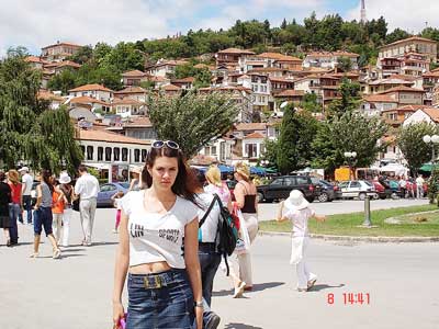Ирина Крылова в одном из жилых районов Охрида.