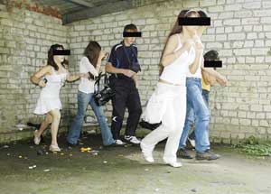 полуразрушенную веранду в 11-м оккупировала группа подрост­ков. Тинейджеров мы застали за распитием дорогой водки, которую они закусывали апельсинами. 