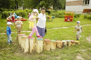 “Раз ступенька, два ступенька”, — так и по жизни учит ходить своих детей воспитательница ДОУ № 41 Полина Григорьевна Николаева.