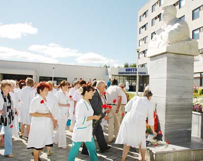 Возложение цветов к памятнику академику С.Федорову. Фото Валерия Бакланова.