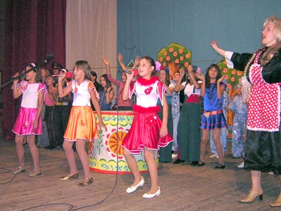 Весело, весело мы проводим время.