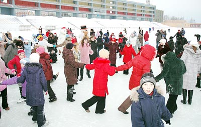 В Новочебоксарске еще не было такого огромного катка. Фото Валерия Бакланова.