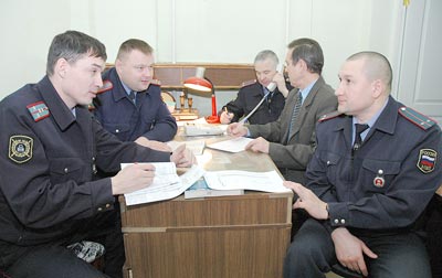 На вопросы читателей отвечали (слева направо) исполняющий обязанности командира 2-го батальона полка ДПС Эдуард Шемяков, заместитель командира полка ДПС Владимир Романов, госинспектор дорожного надзора Виталий Иванов, начальник отдела производственной сферы администрации города Юрий Михайлов, юрисконсульт полка ДПС Эдуард Соловьев.Фото Валерия Бакланова. 