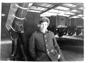 Командир 122-миллиметрового орудия Д-3 Геннадий Михайлов (1981 год).