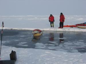 По веревке сани с поклажей перетаскивали через разводья. 
