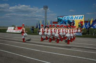 Юные барабанщицы на параде открытия.