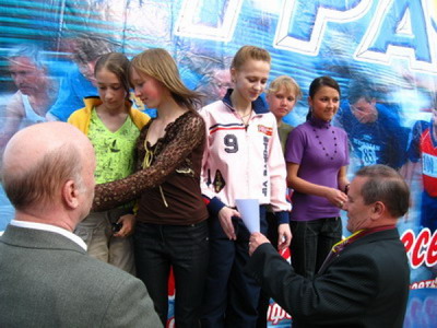 Награды победителям вручают глава новочебоксарска Михаил Козлов и глава администрации Вениамин Артемьев.