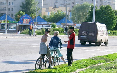 водителю надо быть начеку. Неизвестно, куда в следующую секунду рванут велосипедисты. 
