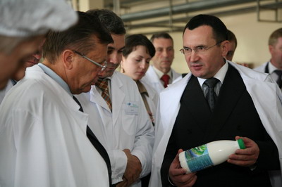 Виктор Зубков знакомится с продукцией молочного комбината “Чебоксарский”. www.cap.ru.