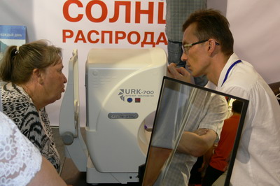 Чтобы бесплатно проверить зрение, люди выстраивались в очередь.