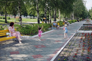 На аллее славы всегда много народу.