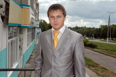 — Расскажите, как все начиналось?  — В 16 лет я понял, что стал взрослым: мне было стыдно просить деньги на мороженое у родителей. Учился в средней школе № 19, после десятого класса по­ступил в Чебоксарский химико-механический техникум. Тогда и появилась мысль стать предпринимателем. Все было в диковинку. Я даже не знал, где находится администрация города. Все постигал на своем опыте. Много шишек набил, но трудности только закалили. Благодаря упорству в девятнадцать лет имел уже более десяти торговых точек по республике. Я получал большое удовольствие от работы: от общения с поставщиками, продавцами. Мне нравилось руководить и управлять процессом. Поначалу сложно было убедить чиновников в серьезности своих намерений. Сейчас я, конечно, их понимаю. Перед ними стоял совсем молодой человек, и поверить во все, что он говорит, было сложно. Был случай. В администрации Чебоксар начальник одного отдела попросил меня “закрыть дверь с той стороны”. Сейчас мы с ним дружим, вспоминаем тот случай со смехом. Ничего не боялся. Открывал любые двери. Если не принимали — сидел до по­следнего. Однажды в ожидании такого вот приема у одного чиновника даже уснул.  Слежу за тем, как другие ведут бизнес. Стараюсь не повторять чужих ошибок. Многому учусь у знакомых предпринимателей. Конечно, советуюсь. Но выводы всегда делаю сам, основываясь на соб­ственном жизненном опыте.  — В “Молодую гвардию” пригласили? — Нет, не приглашали. Сам пришел. Два года назад прочитал в газете о том, что в Чебоксарах есть такая организация, и пришел в офис. Там меня выслушали, приняли в свои ряды. Через некоторое время избрали заместителем председателя “Молодой гвардии”. Кстати, руководителем организации является наш горожанин Александр Васильев, молодой депутат Госсовета Чувашии. Он воспользовался квотой “Единой России”, которая дает 20 процентов своих мест во властях всех уровней. “Молодая гвардия” берет на себя ответственность за отбор и выдвижение достойных кандидатур на выборные должности, тем самым открывает для молодых и перспективных дорогу во властные структуры. Проблемы молодежи мне знакомы, и я думаю, что только мы, молодые, и можем их решить.  Президент России Дмитрий Медведев объявил о кадровой ротации во всех областях и о необходимости создать “запасную скамью”. Ставка делается на молодых, прогрессивных, быстро думающих, пропагандирующих здоровый образ жизни, обладающих граждан­ской и политической ответственностью. Я считаю, что всем молодым нужно четко определиться с целью в жизни и правильно расставить приоритеты: быть здоровым, образованным и счастливым.  Каждый месяц на заседаниях “Политклуба” обсуждаем актуальные проблемы, участвуем в круглых столах, заседаниях депутатов и вносим свои предложения. Так появился Закон “О государственной молодежной политике в Чувашской Республике”, на повестке дня сейчас другой — “О государственной и муниципальной поддержке детских и молодежных общественных объединений”. Сделано немало, предстоит сделать еще больше. — Расскажите о Союзе предприятий и предпринимателей, созданном в прошлом месяце.  — Идея вынашивалась давно. Инициаторами проекта выступили глава администрации Новочебоксарска Вениамин Артемьев, президент ТПП ЧР Игорь Кустарин и депутат городского Собрания Владимир Михайлов. Уже готов план работы до конца этого года, основными направлениями станут сотрудничество бизнеса и власти, расширение границ бизнеса. Ни для кого не секрет, что предпринимательство по схеме “купля-продажа” постепенно изживает себя, и если о будущем не задумываться сегодня, завтра можно оказаться неконкурентоспособным. Не нужно ограничиваться тем, что имеем, надо смело открывать новые направления в бизнесе и выходить со своим делом в другие регионы.  — Ваш главный учитель в жизни? — Мой тренер по легкой атлетике Владимир Борисович Сидягин. Целеустремленности, силе воли, самостоятельности учился у него. Лучший мой друг и советчик — мама, Полина Ивановна. — Чем увлекаетесь? — Люблю все, что связано с активным образом жизни. Играю в большой теннис, катаюсь на горных лыжах. — Формула успеха разгадана? — Ставить перед собой цель и смело идти к ней. Алина ДЫМОВА.