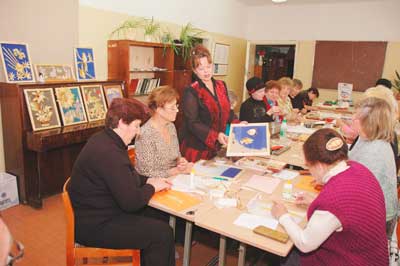 Занятия в кружке “Аппликации из соломки”. Фото Валерия Бакланова.