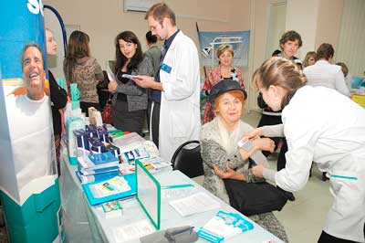 Взмах кисти, и картина готова.  Фото Валерия Железнякова.