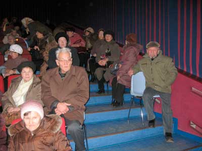 В зале свободных мест не было. Пришлось даже стулья ставить. 