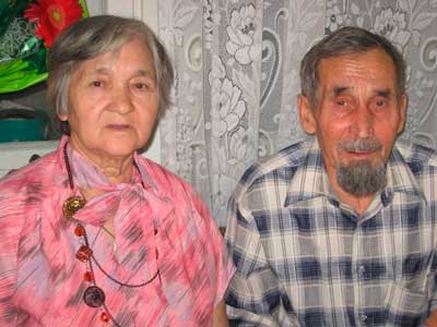 Оба снимка семейной четы Петровых сделаны в один день — день свадьбы, только с разницей в 50 лет. Фото из семейного альбома Петровых.