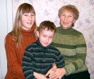 Раиса Теллина с внуками Машей и Ильей. Фото Татьяны Крыловой. 