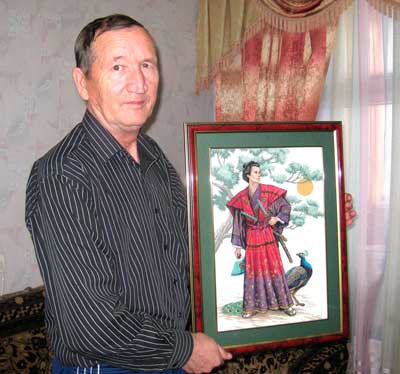 Анатолий Павлов с любимой работой. Фото автора.