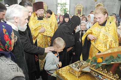 И стар и млад прикладывались к частице мощей.  Фото Валерия Бакланова.