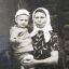 Вера Чайкова с младшим внуком Андреем Просвирновым. У своего дома в Коренце. Лето 1967 года.