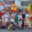 Многочисленные родственники воспитанника Кости КИРИЛЛОВА (в центре с дипломом в руках) принесли ему гран-при парада велосипедистов.