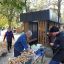 Фермерские ряды по ул. Винокурова, 21 также привлекают покупателей, хотя цена второго хлеба здесь выше, чем на рынке.  Фото автора