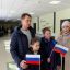 Дмитрий Потапов (второй справа) посоветовал родителям серьезно подойти к выбору Президента. На участке в школе № 11.
