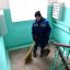 Дворник Алевтина Захарова: “И подъезды тоже должны быть чистыми”. Фото Екатерины ШВАРГИНОЙ