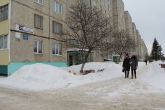 Тротуар вдоль домов № 21 и 25 по ул. Советской в этом году запланирован к ремонту. Фото Екатерины ШваргинойТеплые вопросы бытия