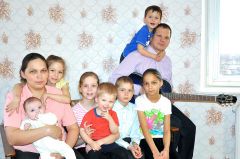 Фото Валерия Бакланова.С семью маленькими “я” Многодетные Алексей и Ирина Тишаковы 