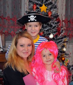 Наталья Семенова и ее дети —  Максим и Полина.Потомственный учитель Новый год  - 2011 Грани с подарками идут в гости 