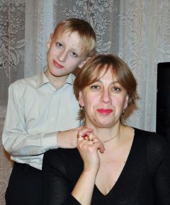 Светлана Горбунова  с сыном  Александром.Потомственный учитель Новый год  - 2011 Грани с подарками идут в гости 