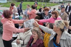 “Грани” шли нарасхват. Фото Валерия Бакланова.Старшим по дому  и активистам — подписка  День города Новочебоксарск-2011 