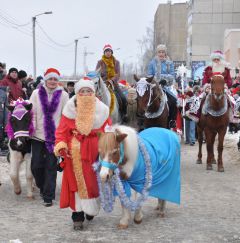 Находка с Дедом МорозоЙм — Натальей Путиловой. © Фото Анастасии ГРИГОРЬЕВОЙПони, маленькие кони,  для детей на все готовы Новый год-2014 