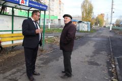Пенсионер Виктор Ануфриев поведал градоначальнику о своих претензиях к ремонту Силикатной. Фото Екатерины ШВАРГИНОЙФиниш не только для Силикатной